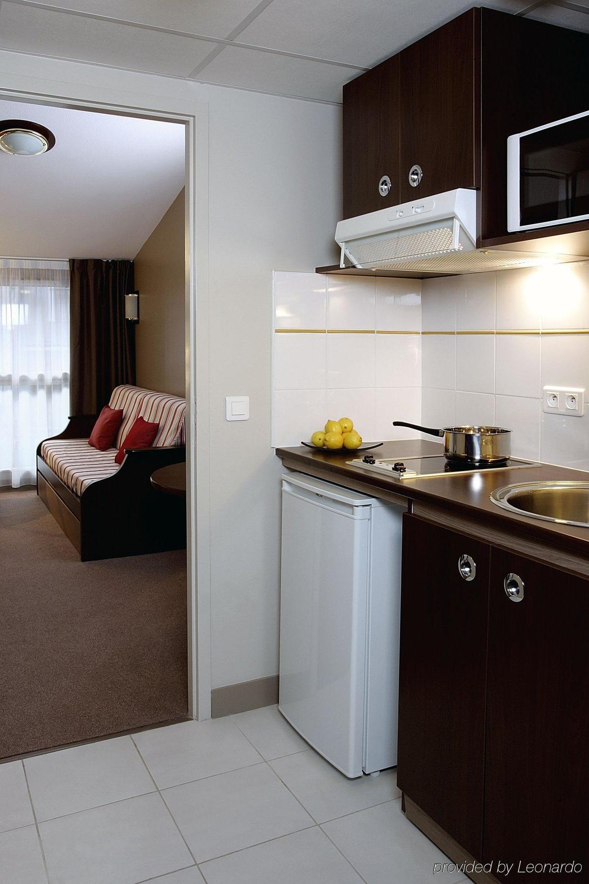 Comfort Aparthotel Versailles, St Cyr L'Ecole Saint-Cyr-lʼÉcole Zimmer foto
